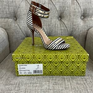 Woman’s heel size 8